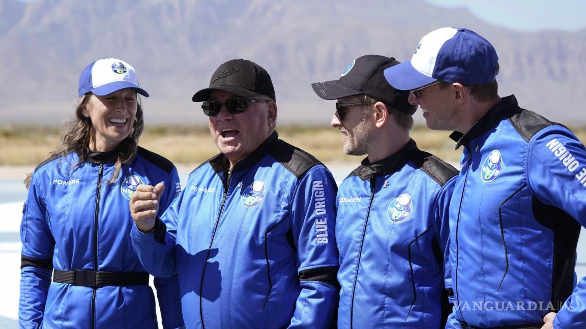 $!William Shatner, segundo de la izquierda, habla junto a Audrey Powers, a la izquierda, Chris Boshuizen y Glen de Vries durante un encuentro con la prensa en el puerto espacial de Blue Origin, cerca de Van Horn, Texas. AP/LM Otero