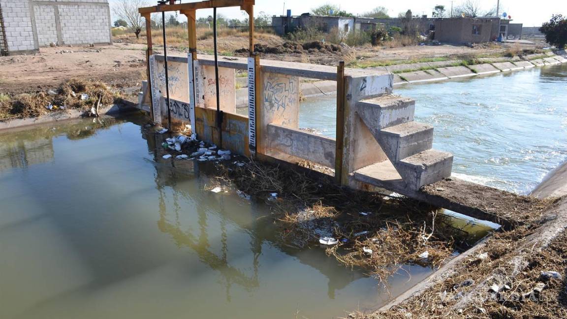 A horas de inicio del ciclo agrícola, canales de riego en Torreón están llenos de basura