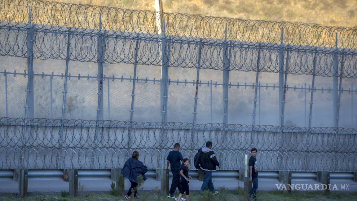 Autoridades dejan libres a otros 100 migrantes en El Paso