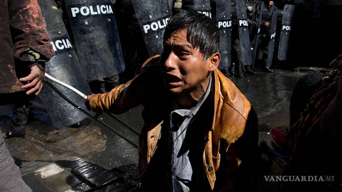 A chorros de agua, policía de Bolivia dispersa protesta de discapacitados