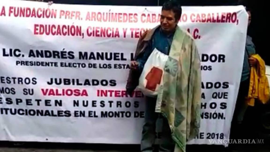 Hombre intenta prenderse fuego frente a oficinas de AMLO