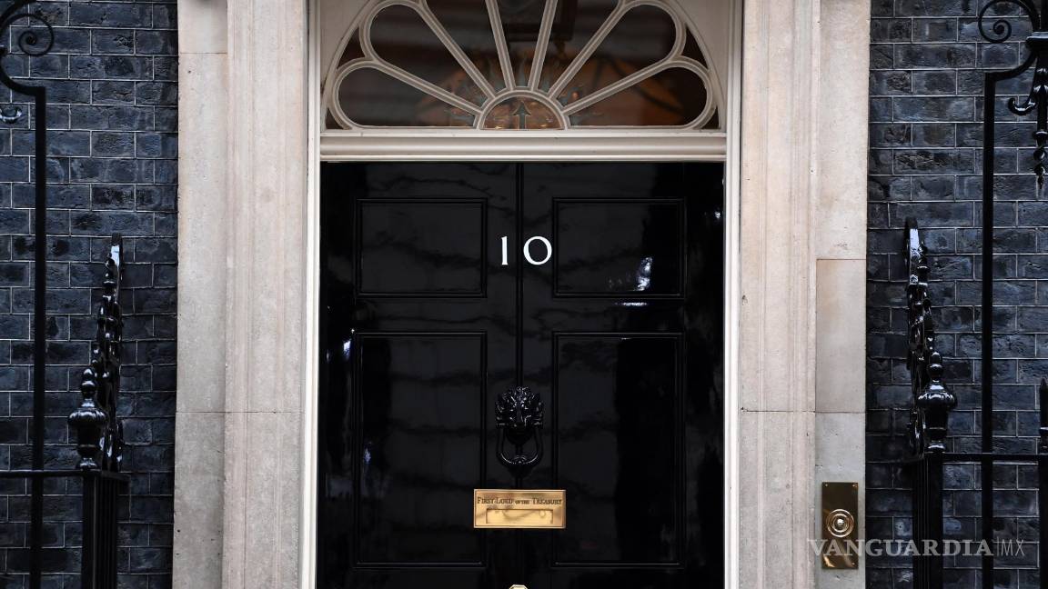$!Downing Street es la residencia donde vive el primer ministro en Londres, mejor conocida como la puerta con el número 10. FOTO: ANDY RAIN / EFE