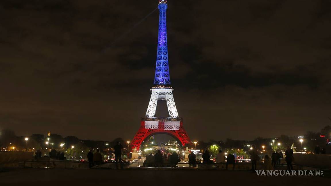 Colores nacionales de Francia iluminan la Torre Eiffel