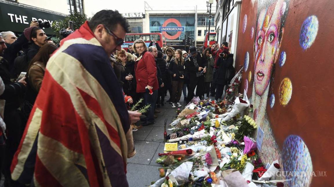 Fans de David Bowie colocan flores en el bajo Londres