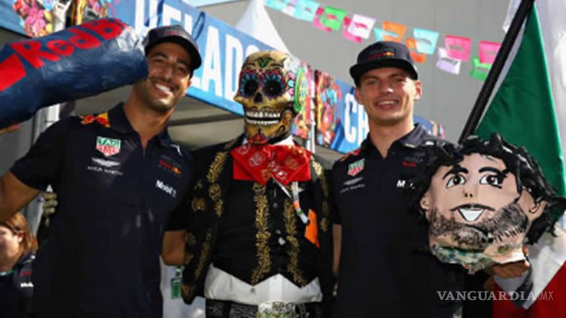 Pilotos de la F1 rompen piñatas previo al arranque del Gran Premio de México