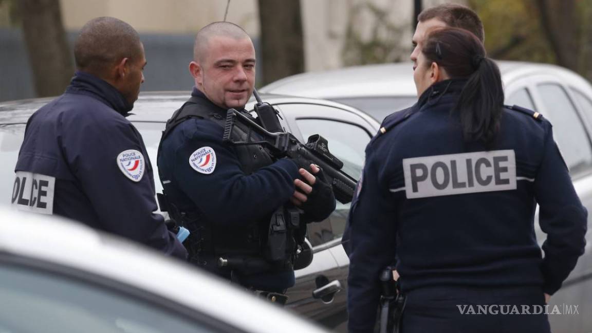 Atacante invoca al EI tras apuñalar a un maestro cerca de París