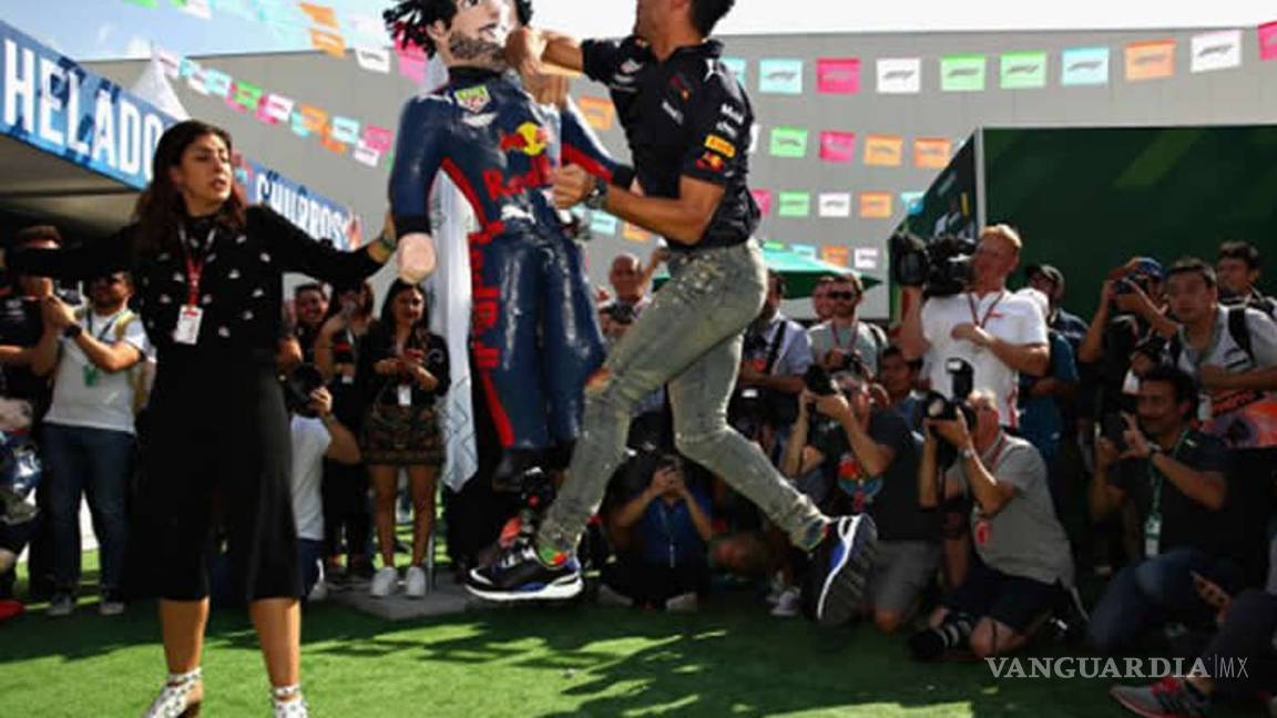 $!Pilotos de la F1 rompen piñatas previo al arranque del Gran Premio de México