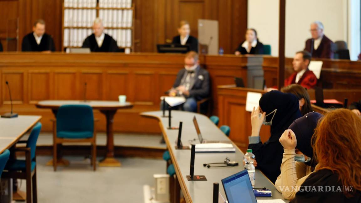 $!Una vista general muestra la sala del tribunal al comienzo del juicio del acusado Vadim Krasikov en Berlín, Alemania, el miércoles 7 de octubre de 2020.