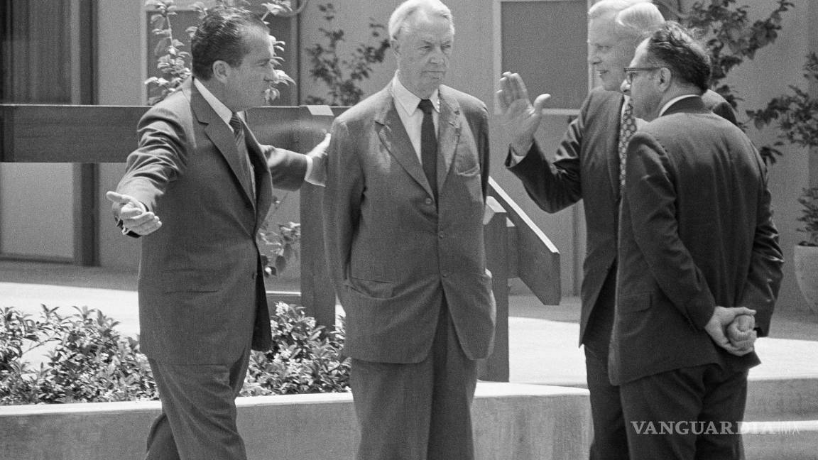$!El presidente Richard Nixon y el embajador David K. E. Bruce n en la Casa Blanca Occidental después de su reunión en San Clemente, California, el 4 de julio de 1970.
