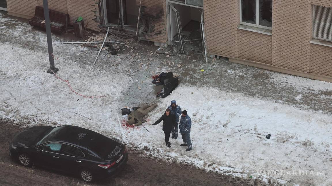 $!Vista de la escena de una explosión en Moscú, Rusia en la que fallecieron el teniente general Igor Kirillov y su asistente murieron en un atentado con bomba.