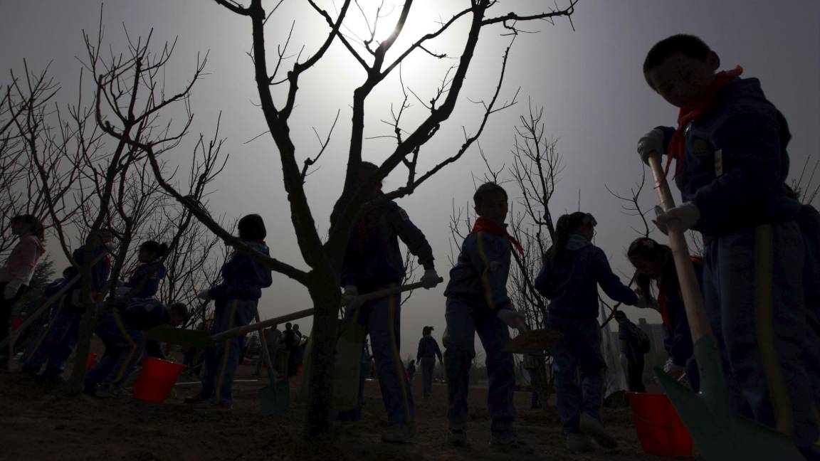 $!Un grupo de niños plantan árboles con motivo del Año Internacional de los Bosques en Pekín, China.