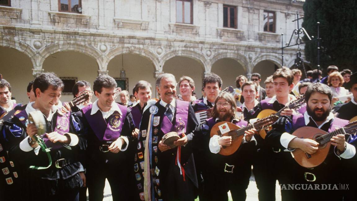 $!El escritor mexicano, Carlos Fuentes, celebrando con la tuna complutense el premio Cervantes en Madrid.