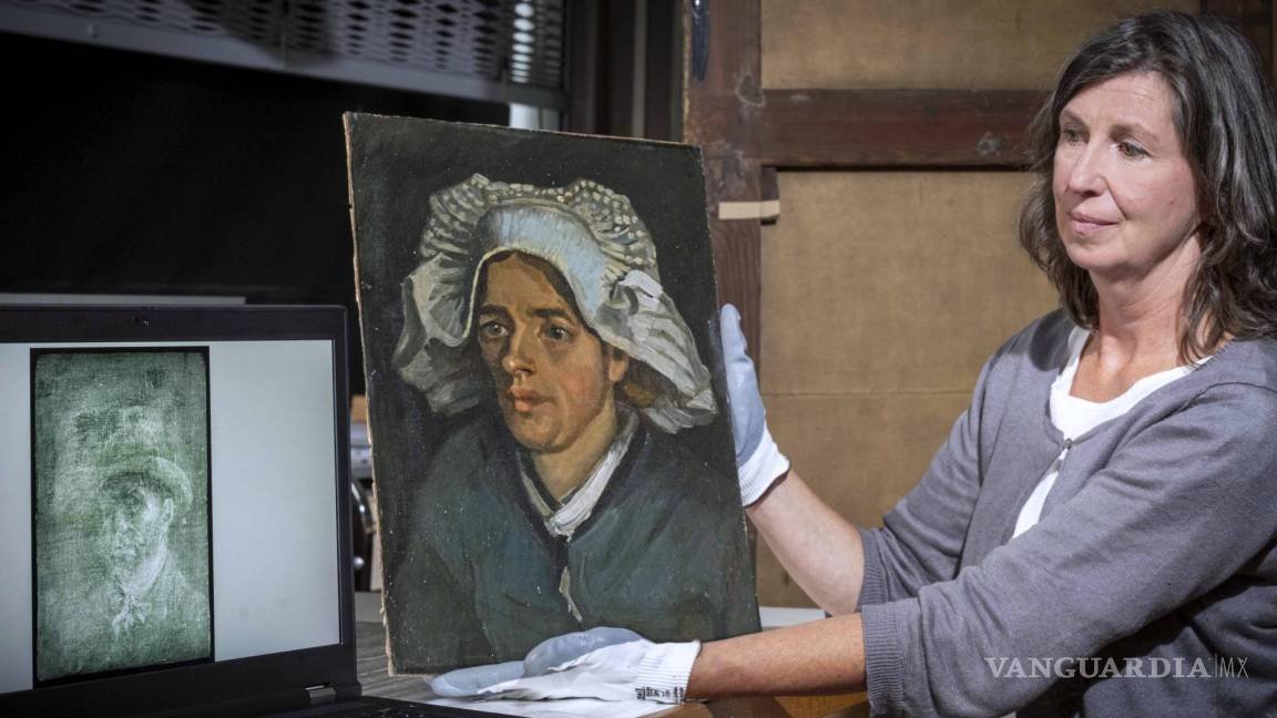 $!La conservadora sénior Lesley Stevenson ve la “Cabeza de una campesina” junto con una imagen de rayos X del autorretrato oculto de Van Gogh.