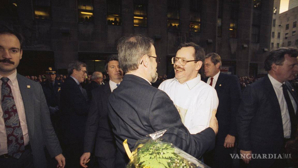 $!10/12/2021. Terry Anderson abraza al editor internacional adjunto de Associated Press, Nick Tatro, su predecesor en Beirut, afuera de la sede de AP en Nueva York.