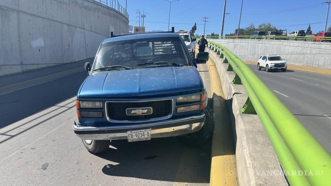 Se le sube la presión al manejar y termina chocando, en Saltillo