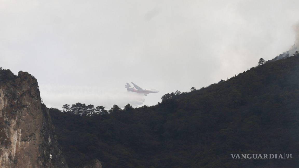 $!Saltillo, Coahuila 19 de mayo de 2022.-El avión DC-10 de EU descargó el retardante sobre las llamas del incendio forestal en la Sierra de Zapaliname.