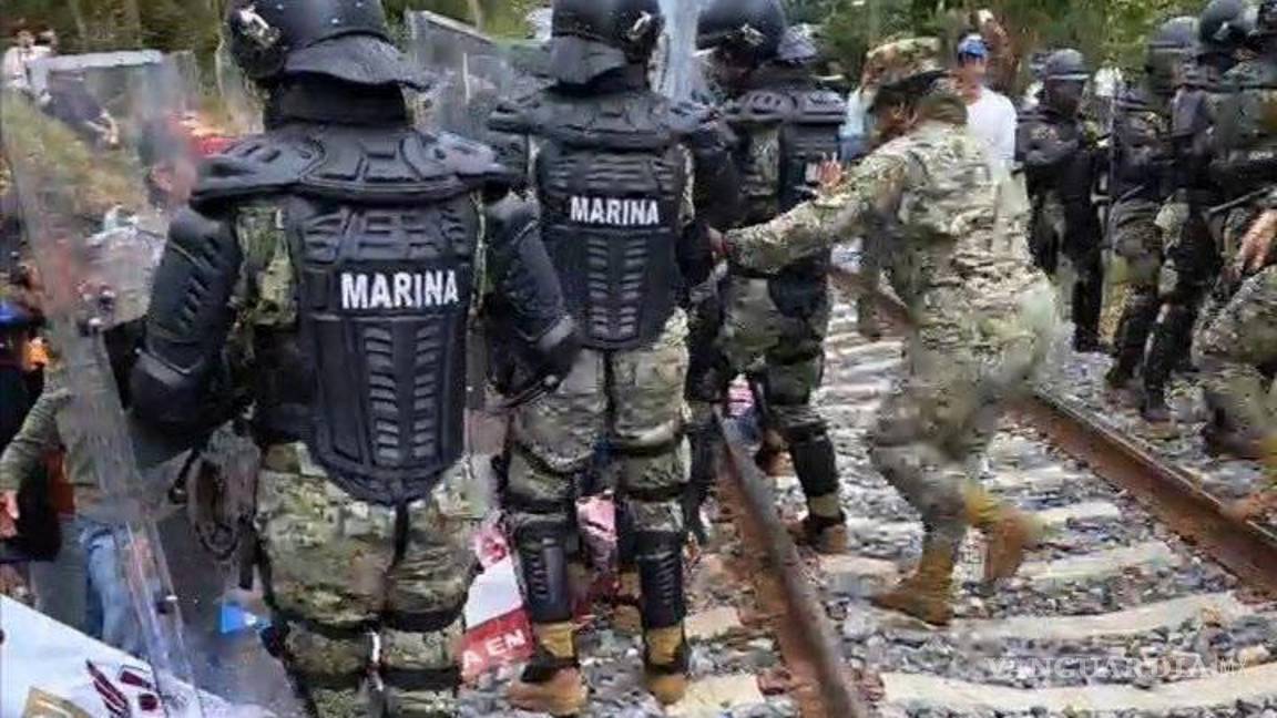 $!Marinos y policías desalojan a ex ferrocarrileros que bloqueaban el Tren Transístmico, en Oaxaca