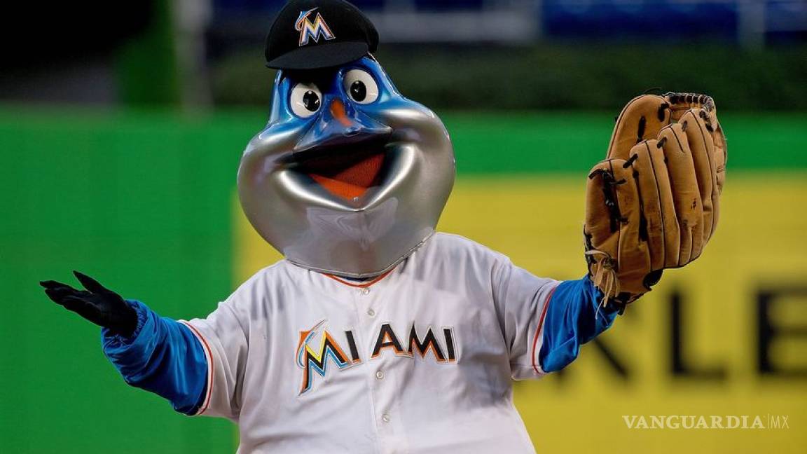 En Marlins, Jeter 'bateó' hasta a la mascota