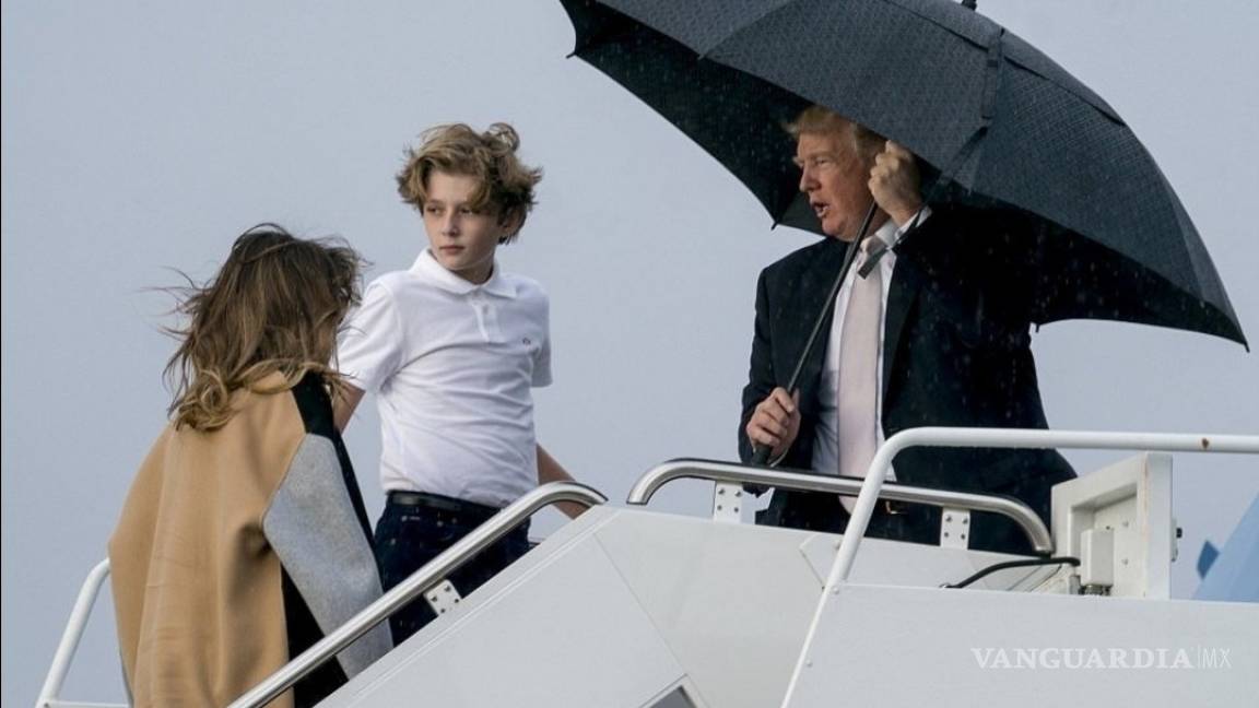 Donald Trump abandona a su suerte a Melania y Barron en la lluvia
