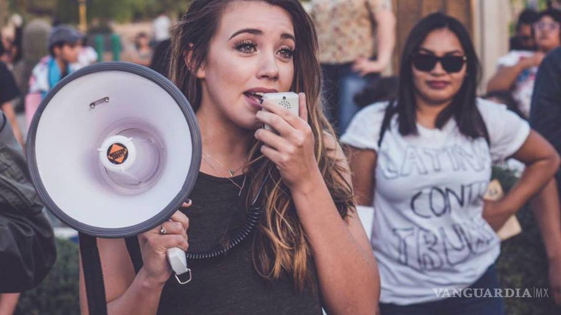 $!Dreamer muestra su declaración de impuestos a estadounidenses; ellos la insultan y piden su deportación