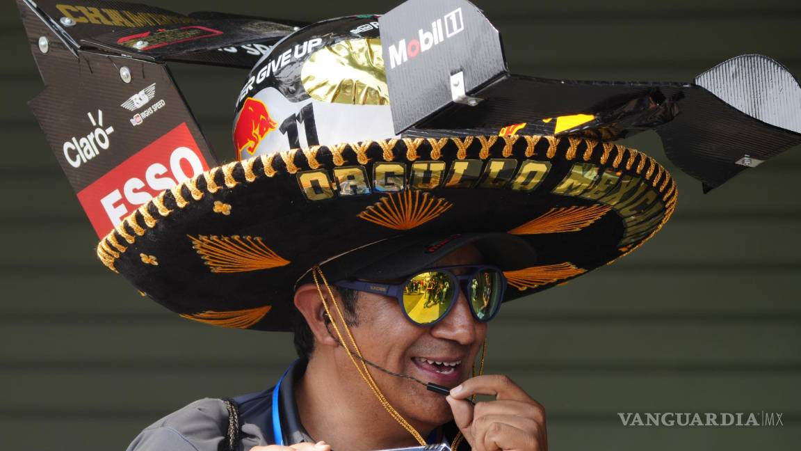 $!Un fan mira la carrera de clasificación del Gran Premio de México de Fórmula Uno en el hipódromo Hermanos Rodríguez en la Ciudad de México.