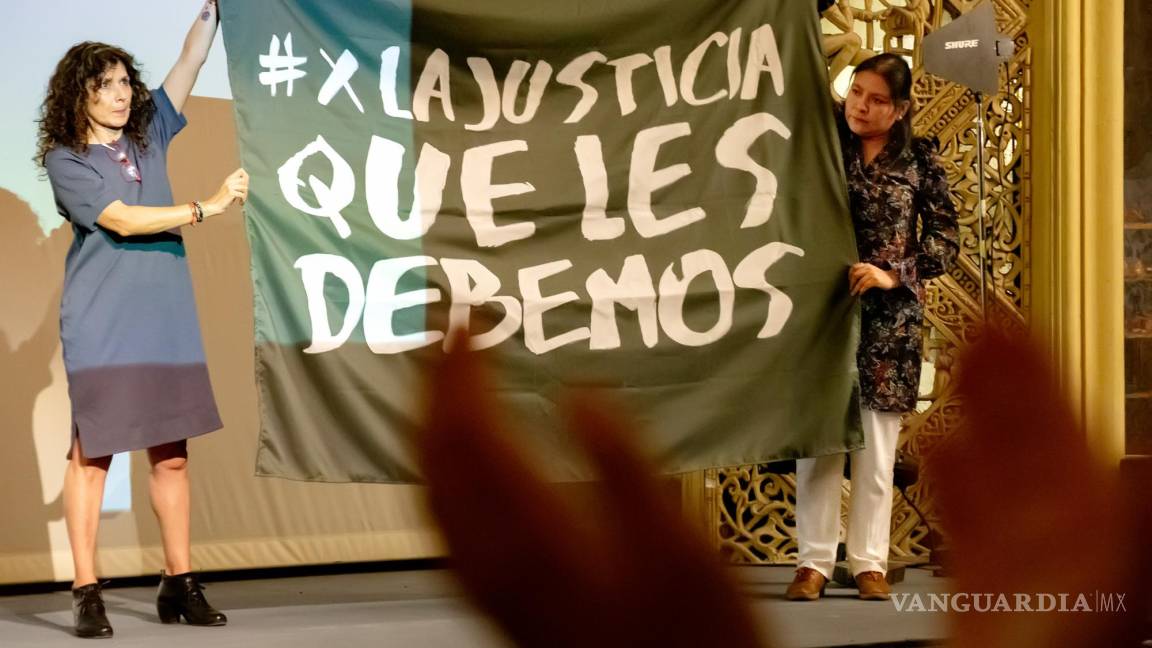 $!Durante el discurso de Ileana Diéguez se realizó esta acción de protesta, con el apoyo de Alicia Laguna e Itandehui Méndez, miembros de la Dirección Artística.