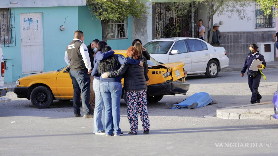 Muere taxista de presunto infarto tras un accidente en colonia de Saltillo
