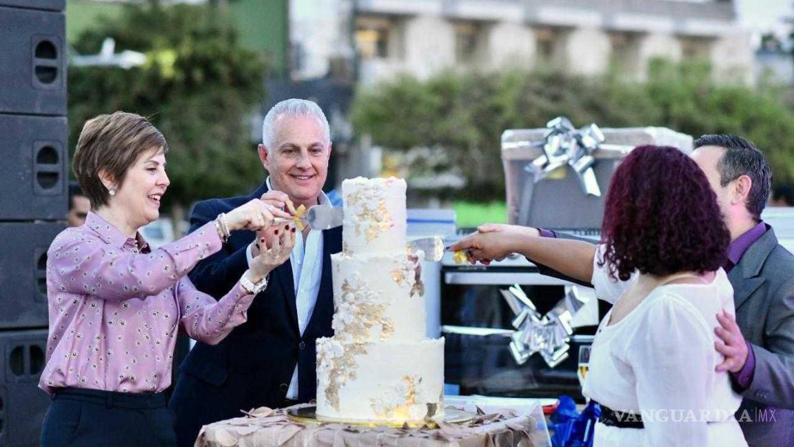 $!La señora Selina Bremer deseó a los nuevos matrimonios que se mantengan unidos y contribuyan al fortalecimiento de la sociedad.