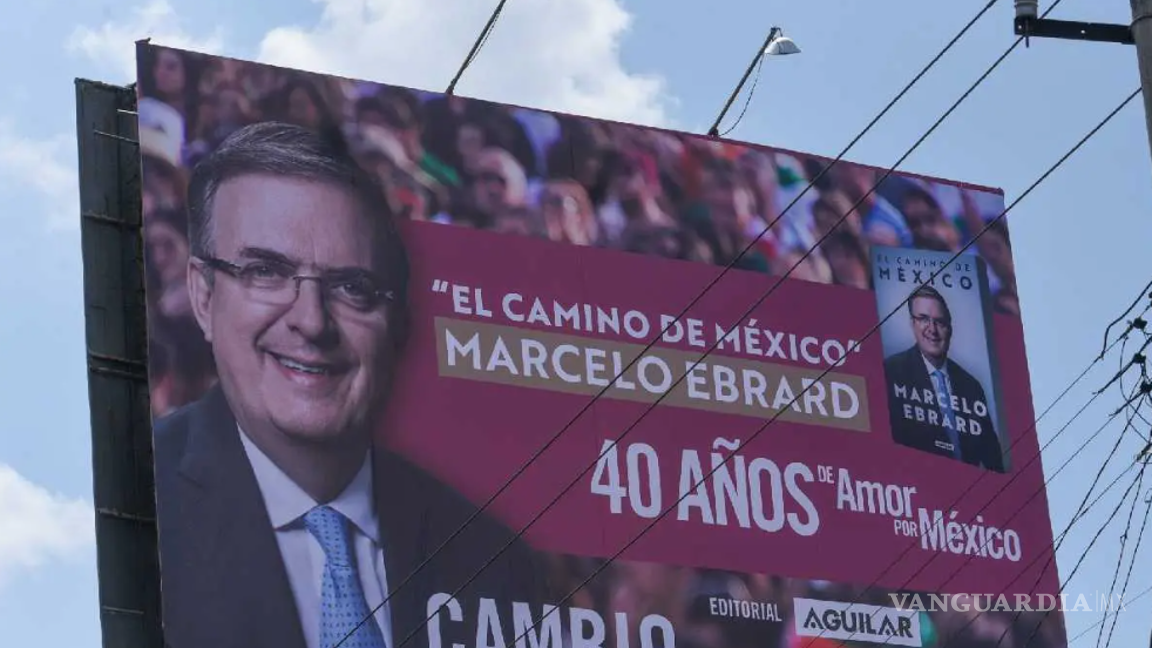 ‘Son parte de la publicidad editorial’, dice Ebrard sobre espectaculares; Penguin Random House se deslinda