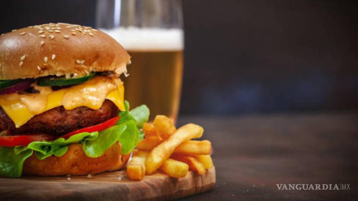 Sugiere diputado eliminar publicidad de comida chatarra y alcohol en estadios