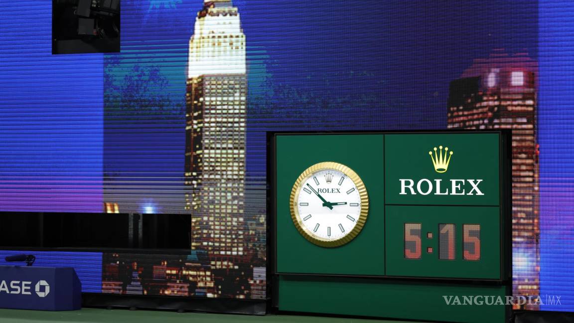 $!La hora en el reloj se ve después del partido de cuartos de final de Carlos Alcaraz y Jannik Sinner de cinco horas y quince minutos en el US Open en Nueva York.