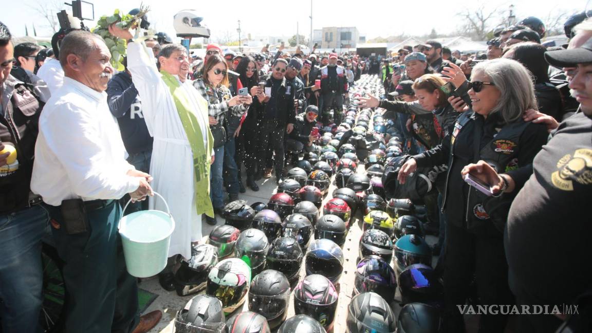 $!El sacerdote José Julio Aretia fue el encargado de la bendición de cascos de miles de motociclistas.
