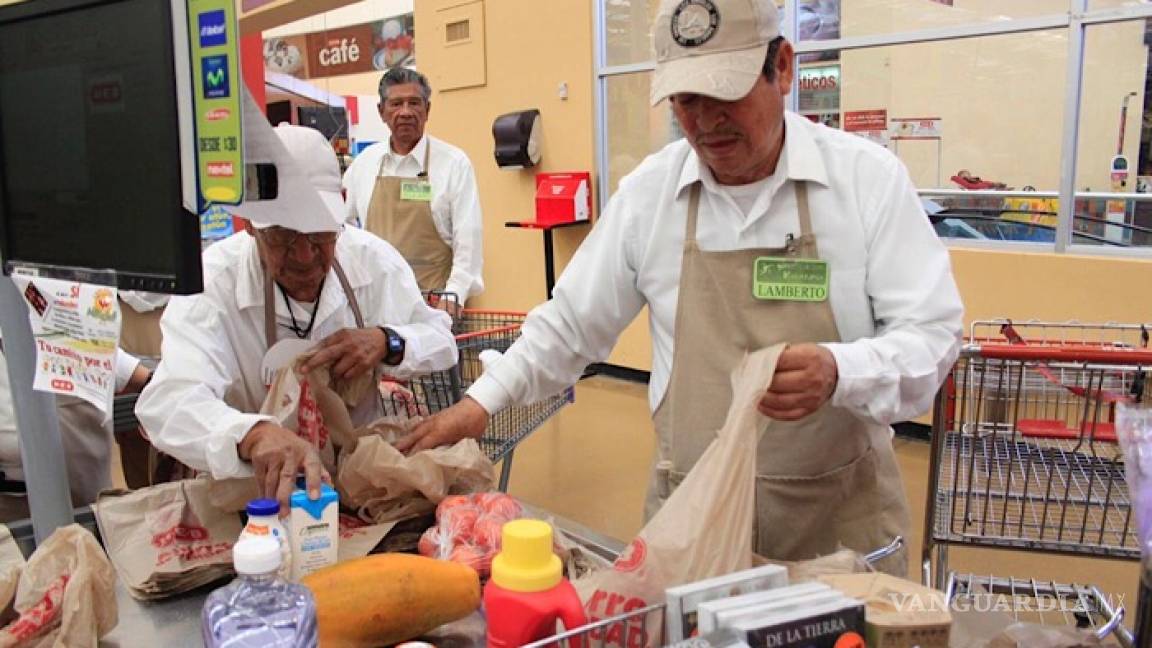 Tiendas de autoservicio entregan apoyo a adultos mayores empacadores en Torreón