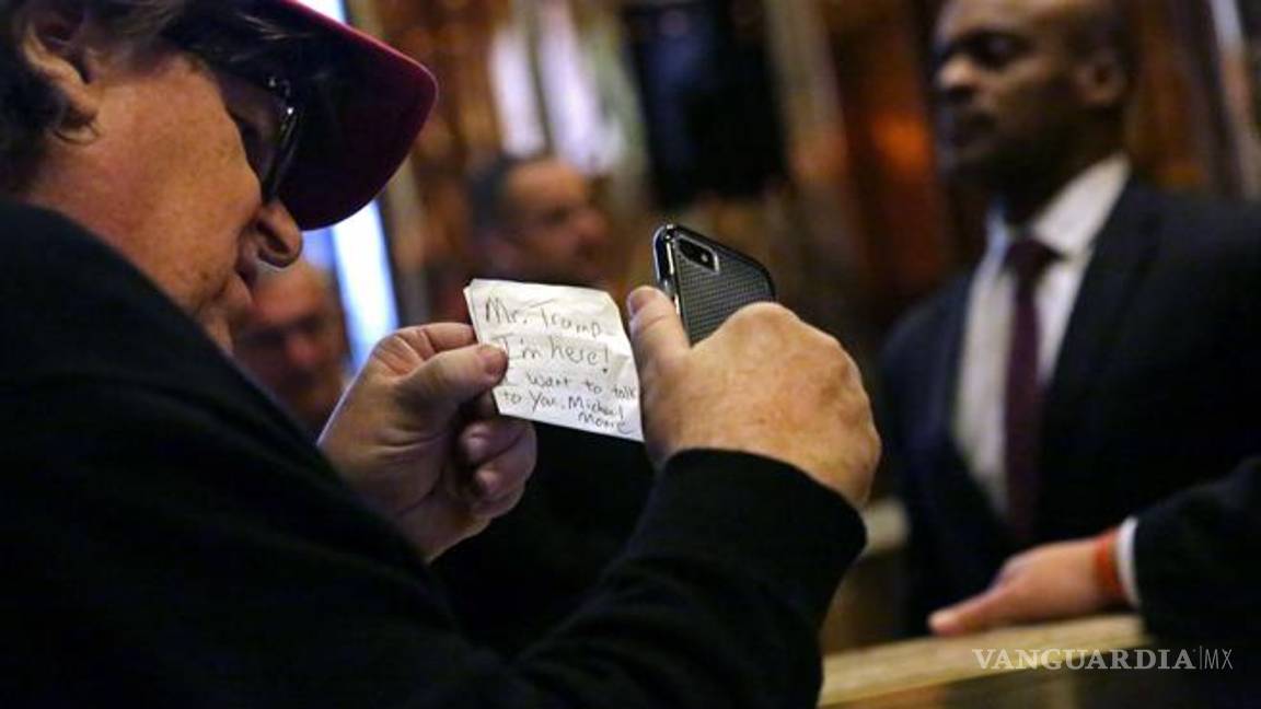 $!Michael Moore entra en la Trump Tower: "Estoy aquí, quiero hablar con usted"