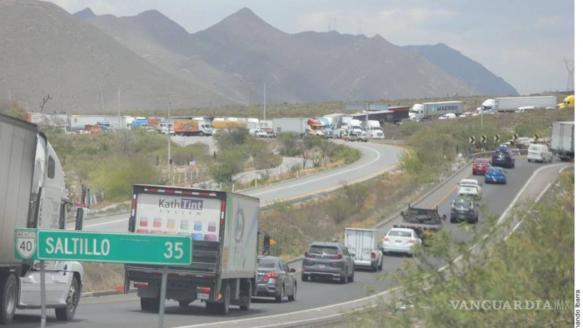 Caos vial en carretera Monterrey-Saltillo duró más de 8 horas, tras volcadura de pipa