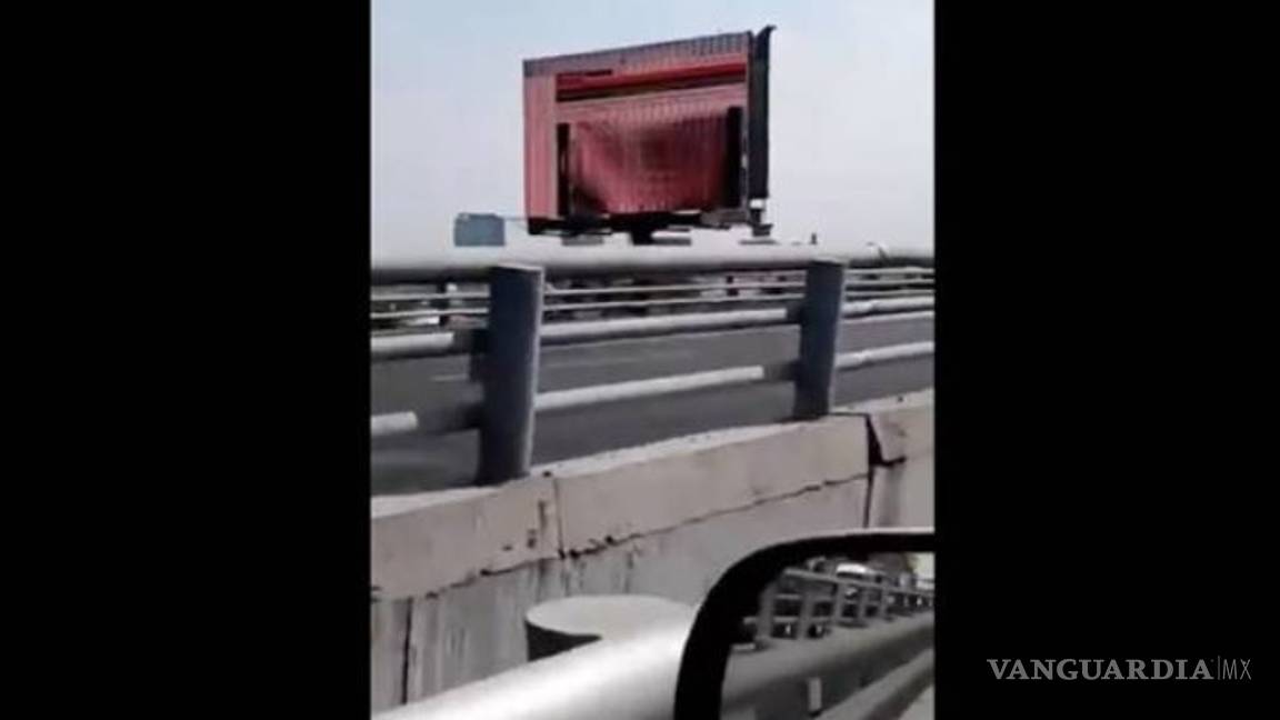 $!Muere bombero al intentar apagar espectacular que proyectaba porno