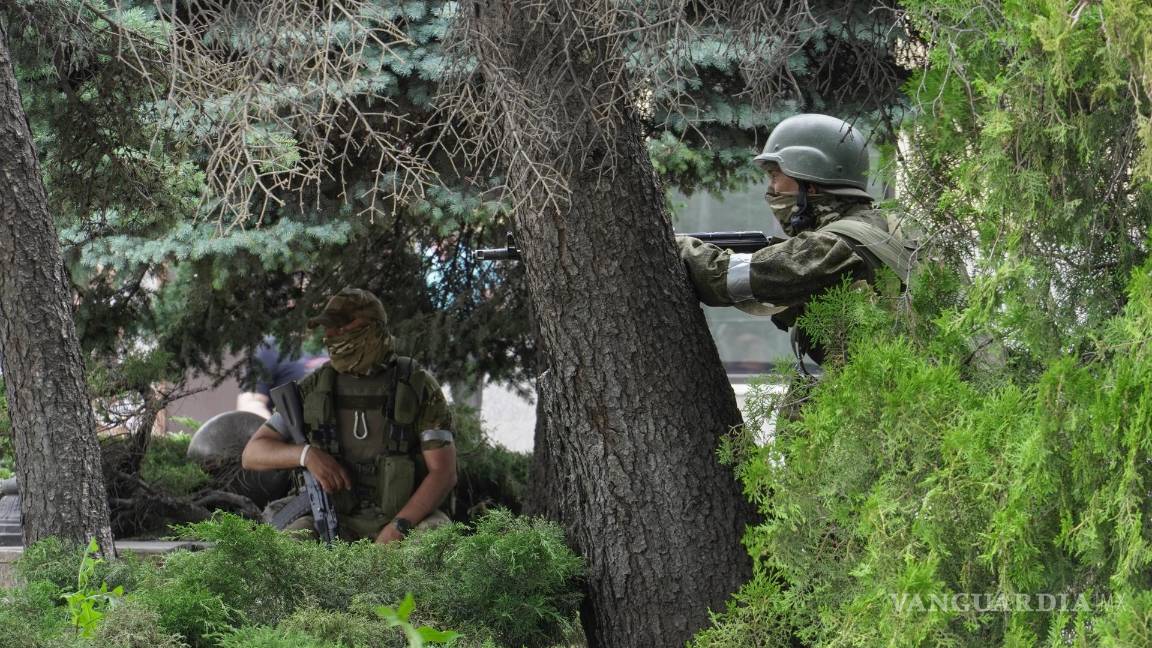 $!Soldados de la compañía militar privada (PMC) Wagner Group montan guardia en el centro de Rostov del Don, en el sur de Rusia.