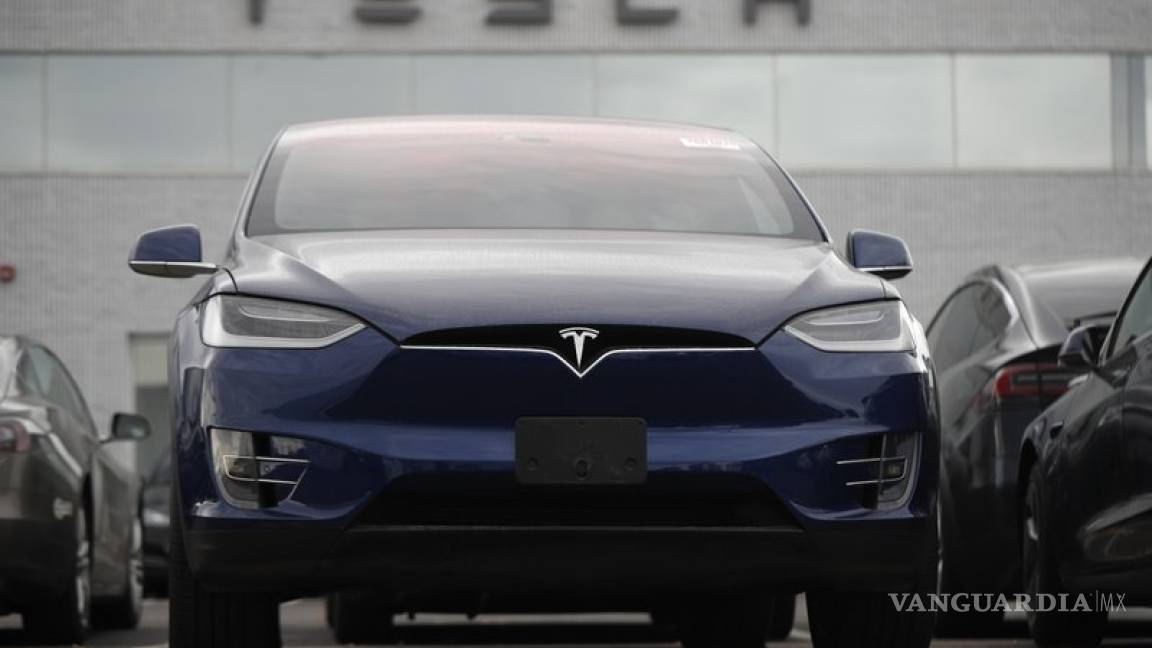 Tesla lanza función para que vehículos detecten altos