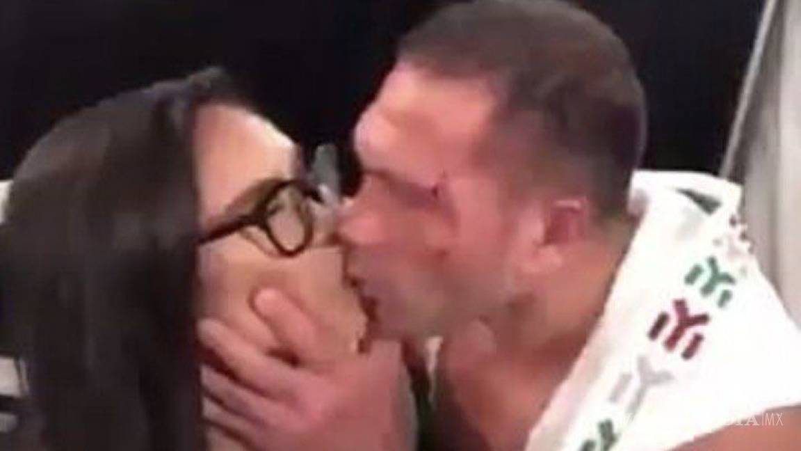 Boxeador acosa a periodista y la besa durante plena entrevista