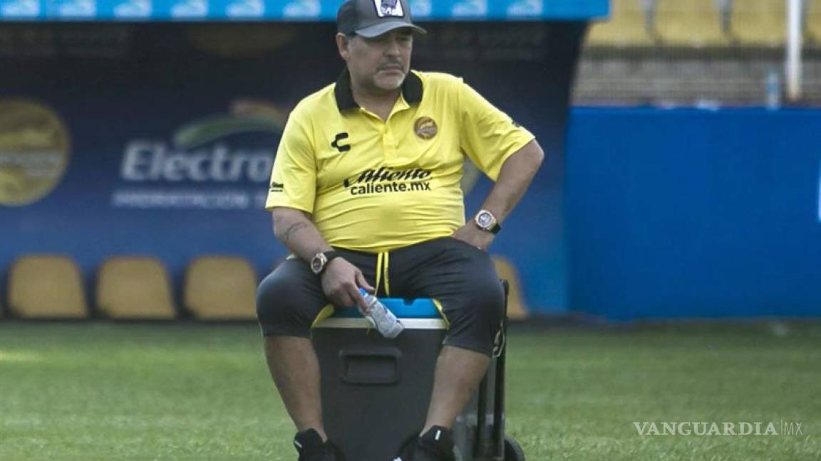 Maradona necesita prótesis en sus rodillas
