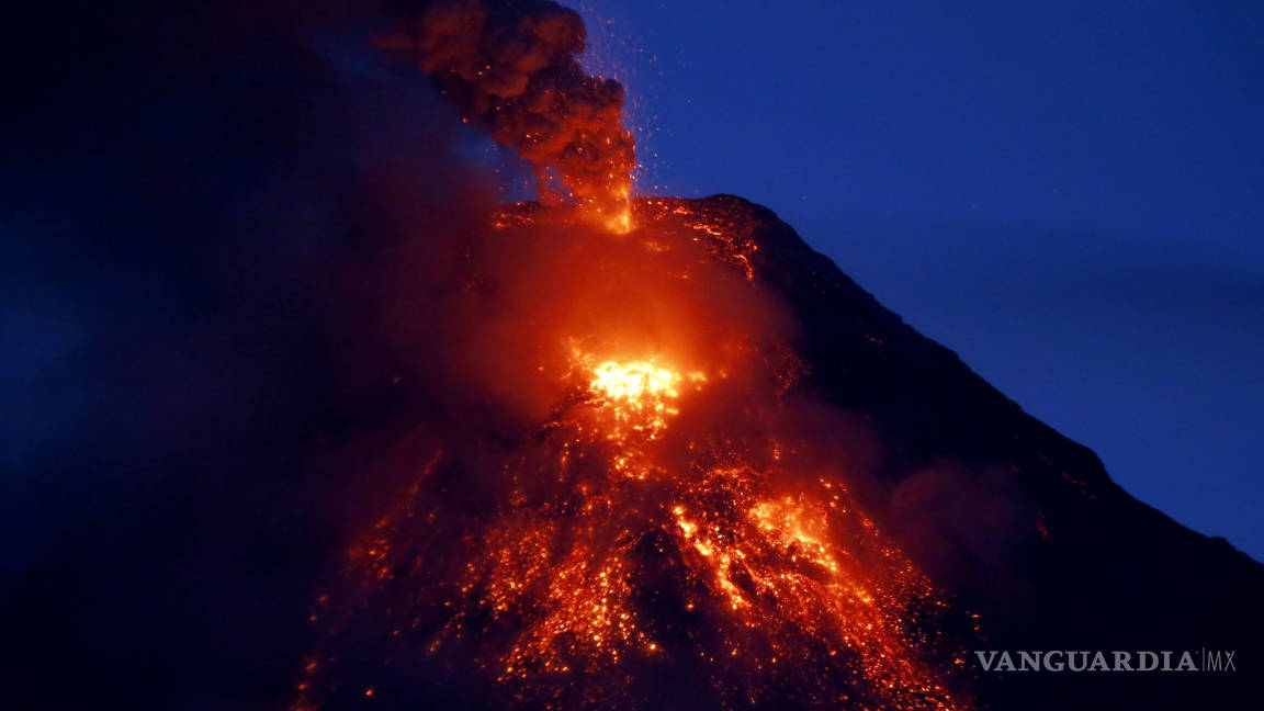 Volcán Mayon en Filipinas arroja ríos de lava y columnas de cenizas