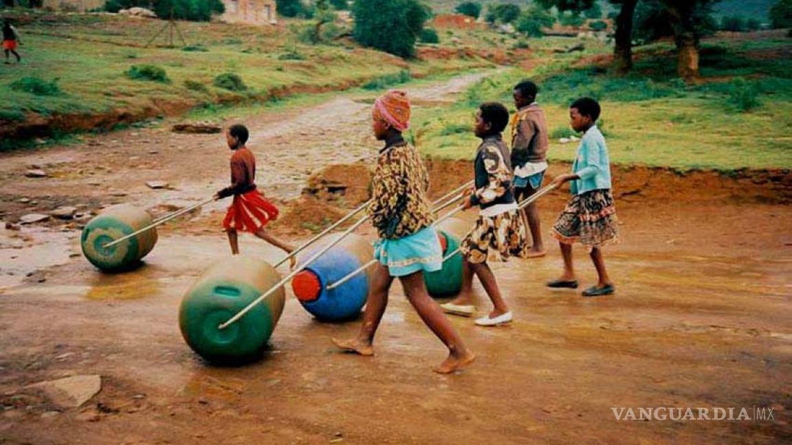 Cilindro Hipo: Invento para transportar agua potable en África