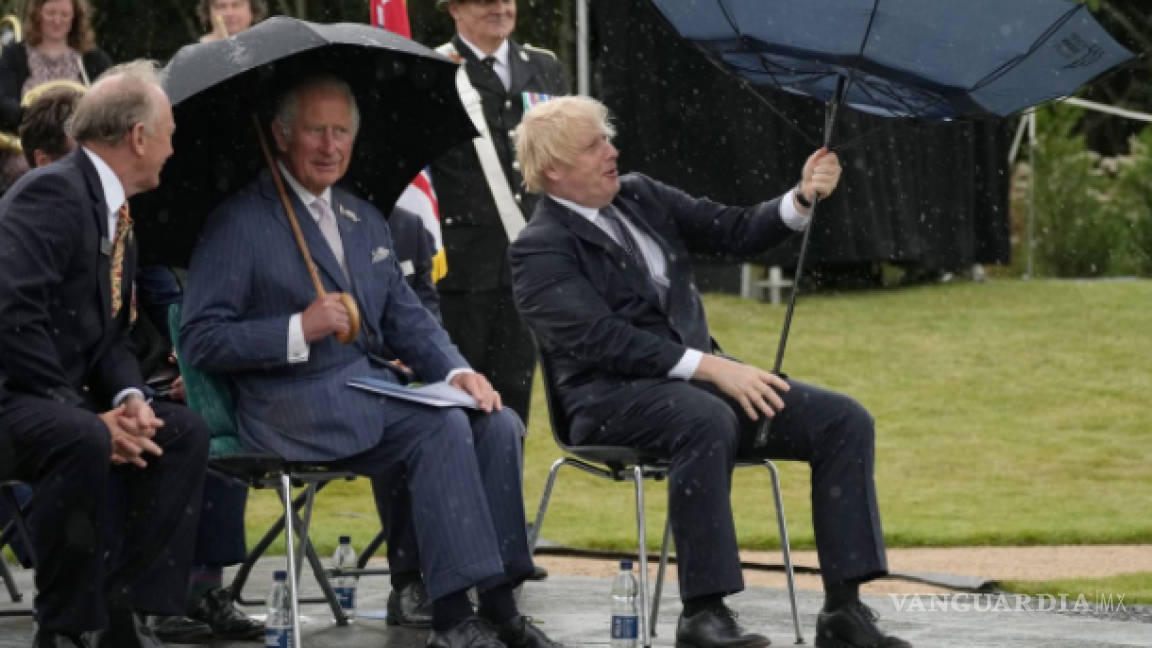 Boris Johnson y su divertida escena con un paraguas se hace viral