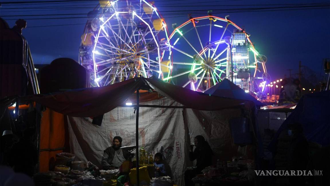$!Un vendedor de verduras espera clientes en la Feria de Ramos, en El Alto, Bolivia, el 2 de abril de 2023.