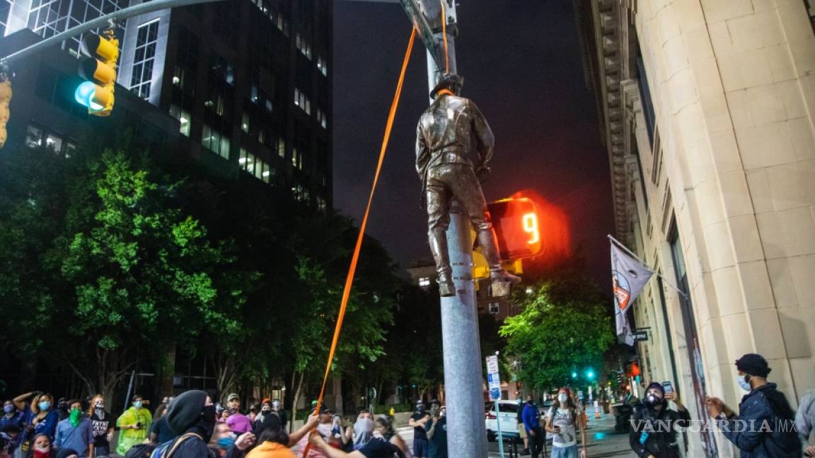 Cuelgan de un poste en el centro de Raleigh a una estatua de los confederados