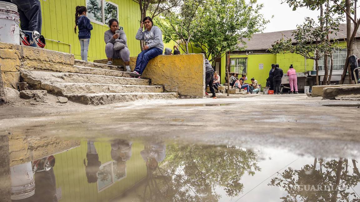 $!Migrantes permanecen en un albergue en Tijuana, Baja California (México).