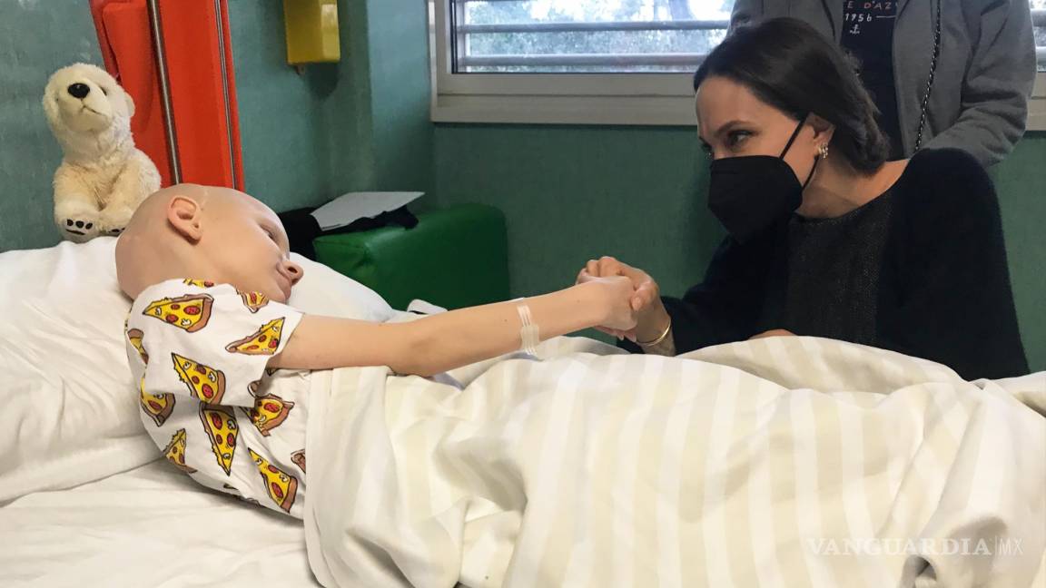 $!La actriz y activista estadounidense Angelina Jolie visitó por sorpresa a los niños ucranianos ingresados en el hospital Bambino Gesú de Roma.