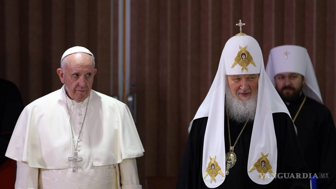 $!El papa Francisco y el patriarca ortodoxo ruso Kiril (d), el 12 de febrero de 2016, en el aeropuerto José Martí de La Habana (Cuba).