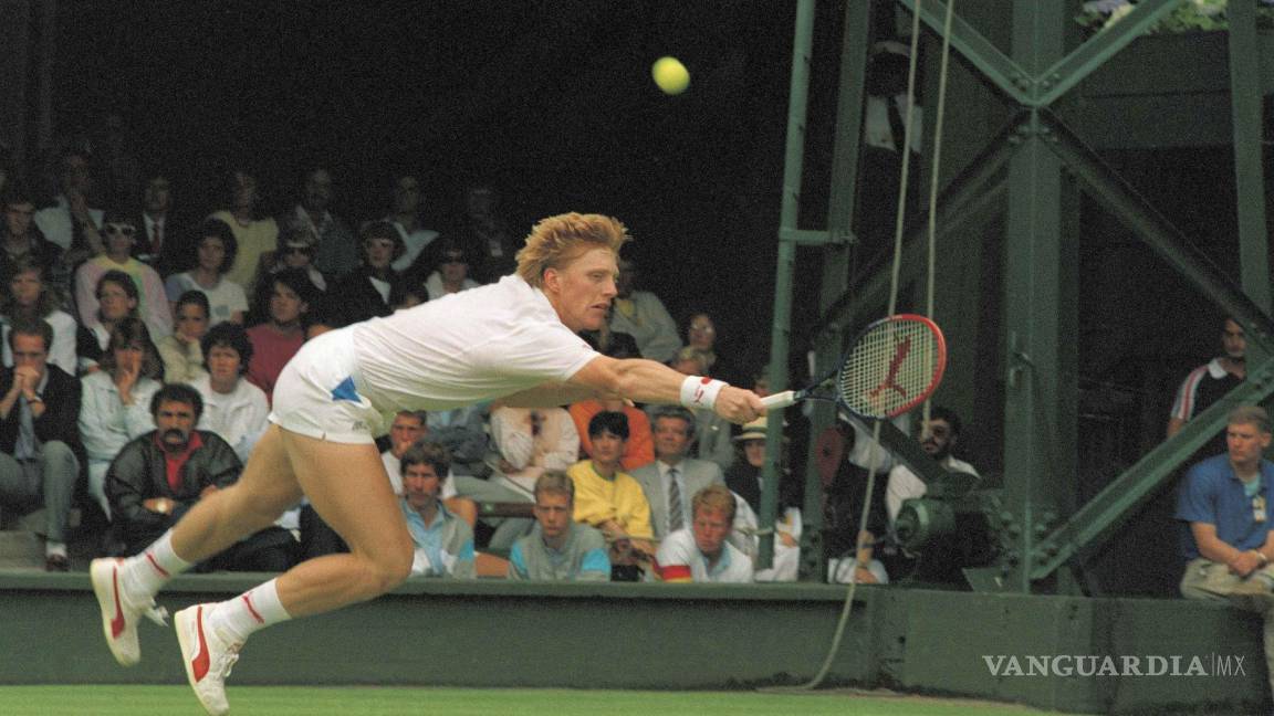 $!Boris Becker se lanza al otro lado de la cancha para alcanzar un tiro durante su partido contra Peter Doohan en Wimbledon, el 26 de junio de 1987.