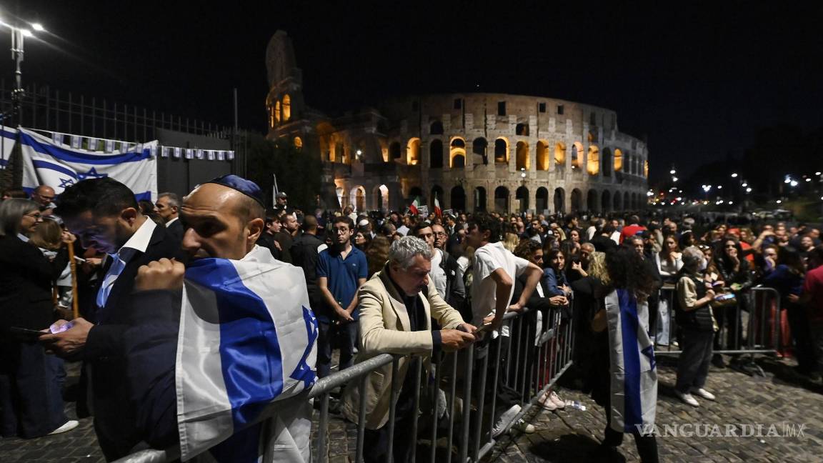 $!La gente participa en una procesión con antorchas organizada por Il Foglio para Israel cerca del Arco di Tito en Roma, Italia.